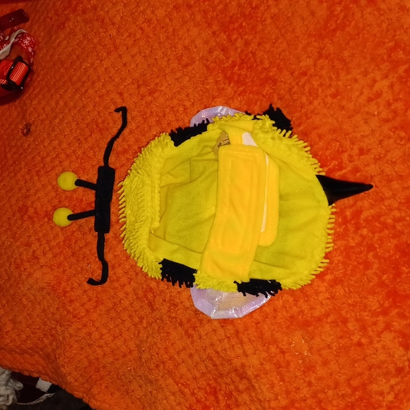 Small Bumblebee pet costume with velcro feelers - Picture 4 of 4